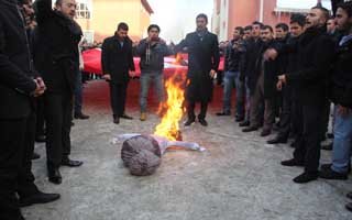 Ülkücü öğrenciler Öcalan'ın maketini yaktı