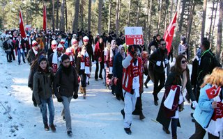 Öğrencilerden şehitlere saygı yürüyüşü