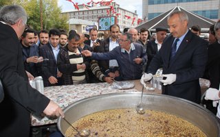 Erenler Alevi ve Bektaşi Derneği aşure dağıttı