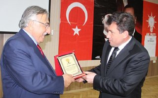 Sandık görevlileri plaketle ödüllendirildi