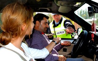 Polislerden sürücülere şeker ikramlı uyarı