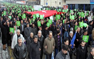 'Peygambere Saygı ve Zulme Lanet' yürüyüşü