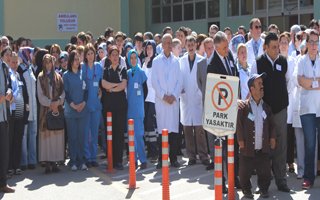 Erzurum'da doktorlar  iş bıraktı