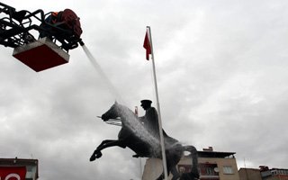 Atatürk Anıtında Bayram Temizliği