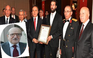 Cumhuriyet Onur Ödülü Fikret Evyap'a Verildi