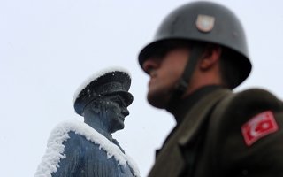 Atatürk Erzurum'da Kar Yağışı Altında Anıldı