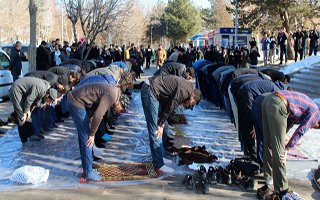 ODTÜ'deki Olayları Namaz Kılarak Protesto Ettiler