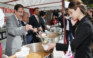 Palandöken Belediyesi Üniversitede aşure ikram etti