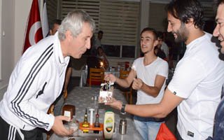 Futbolculardan hocaya doğum günü sürprizi