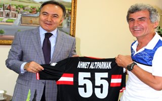 Vali Altıparmak'a Samsunspor forması