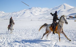 Erzurum'da cirit tutkusu kar-kış dinlemiyor