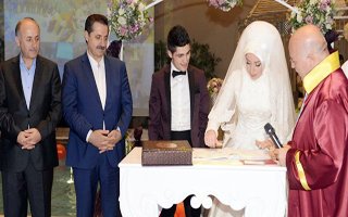 Bakan Çelik Erzurum’da nikah şahidi oldu