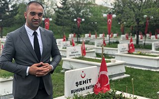 Kravatını çıkardı, at bindi, vatandaşı şaşırttı... 