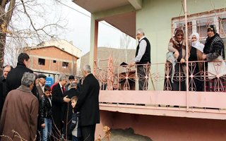 Oğlunu arkasından su dökerek uğurladı