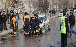 Erzurum'da minibüs ile otomobil çarpıştı