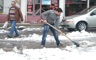 Erzurum’a Nisan karı yağdı