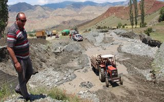 Erzurum'da sel köy yollarını vurdu