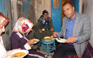 Yakutiyeli Gençler İftara Saime Nineye Gitti