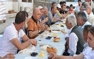 Korkut Muhtarlara kahvaltı ikram etti