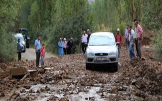 Oltu'da sağanak yağış sele neden oldu