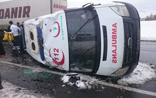 Pasinler'de Ambulans Takla Attı! 