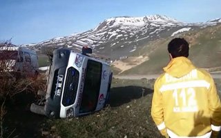 Hasta taşıyan ambulans yan yattı