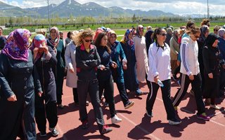 Anneler koşarak gençlik haftasını kutladı