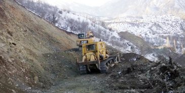 Kış mevsiminde bile kırsalda yol yapılıyor