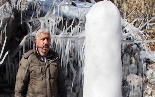 Patlayan su hortumu buzdan sütun oluşturdu