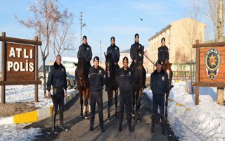 Erzurum Polisi karlı yolları nal iziyle aşıyor