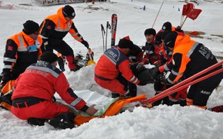 Palandöken'de çığ altından canlı çıkarıdılar