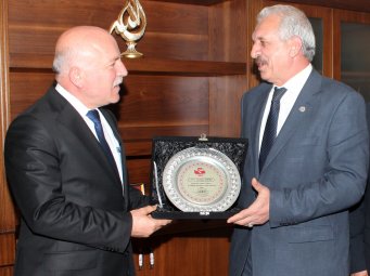 PÜİS'ten Başkan Sekmen'e plaket