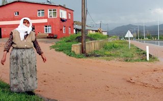 Narman'da sel felaketi yaşanıyor