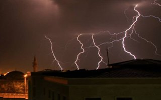 Erzurum'da geceyi şimşekler aydınlattı