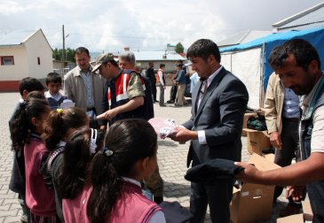 Jandarma öğrencileri ve aileleri sevindirdi