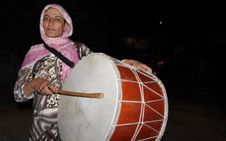 Oltu'yu sahura kadın davulcular kaldırıyor