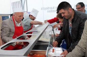 Başkan Sekmen iftar yemeği dağıttı