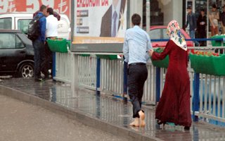 Erzurum'da sağanak yağış hayatı felç etti