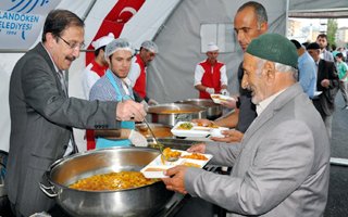 Başkan Bulutlar iftar çadırında yemek dağıttı