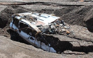 Şenkaya'da otomobiller dereye gömüldü