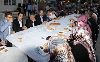 Aziziye belediyesi sokakta iftarda buluşturdu