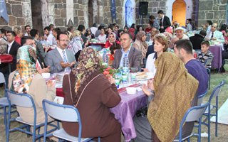 Şehitler torunlarıyla iftarda buluştu