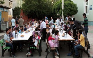 Pazaryolu'nda çocuk iftarı programı 