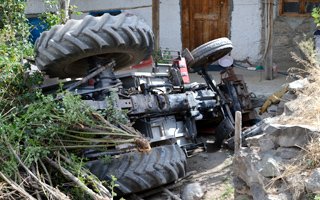 Şenkaya'da traktör devrildi: 1 ölü 2 yaralı