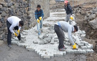 Köylere 50 bin metre kare kilit taşı döşendi