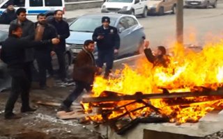 Konutzede kendin ateşe attı