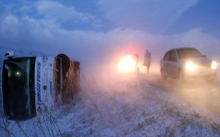 Erzurum'da fırtına otobüsü devirdi