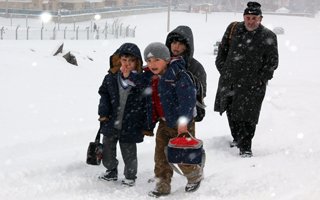 Erzurum'da okul yolu çile yolu oldu