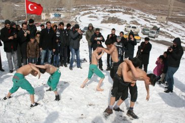 Pasinler'de kızağını alan festivale koştu