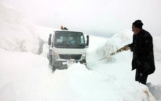 Erzurum'da kar adam boyunu geçti